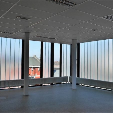 Door de brede raampartijen met de brede lamellen komt er veel licht binnen en heb je een mooi uitzicht over het centrum van Tilburg.