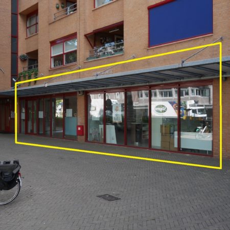 Voorzijde van pand met frontbreedte van 16 meter van deze commerciële ruimte