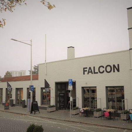 Deze winkelruimte aan de piushaven is in een oude fabrieksruimte, Falcon genaamd.
