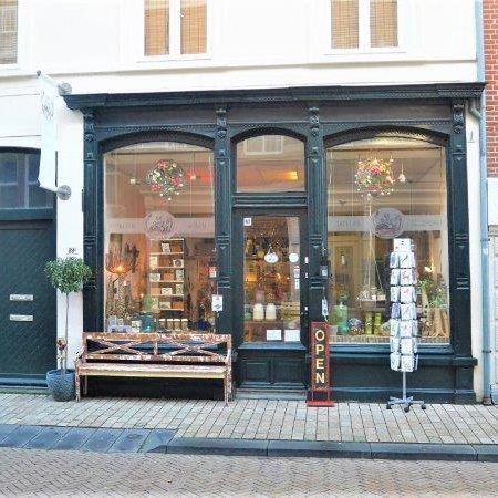 Deze mooie winkelruimte Tuinstraat heeft een zeer opvallende gevel en springt er meteen uit als je door de straat loopt. Haar frontbreedte van 6 meter is riant te noemen. Het vloeroppervlakte van de winkelruimte bedraagt circa 125 m², een zeer courante maat voor een winkel. Door het grote dakraam midden in de ruimte krijgt het geheel een hele prettige sfeer en biedt vele mogelijkheden.