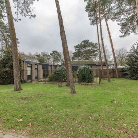 Door de vrijstaande ligging op een verder groen perceel heeft het een mooie en bijna landelijke uitstraling.