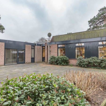 Het grote en volledig afgesloten binnenterrein is verhard met betonklinkers en biedt vele mogelijkheden.